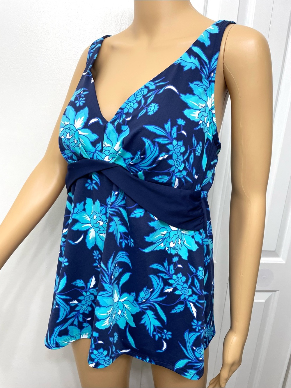 Lands' End Deep Sea Floral Tankini Swimsuit Top built-in-bra 12 Large - Picture 6 of 12